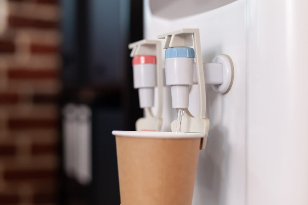 Dispensador de agua con un vaso de cartón